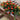 7101 Blumendecke mit orangefarbenen Rosen und Beiwerk